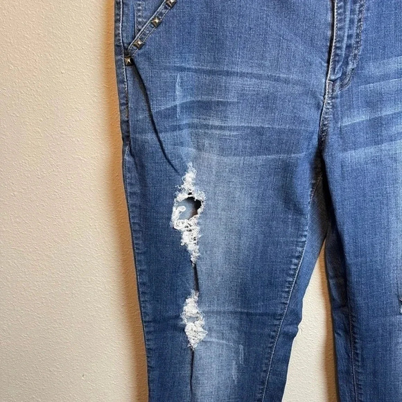FOREVER21+ distressed jeans with studded detail. Cotton/spandex blend.
Size: 18 - Picture 2 of 12
